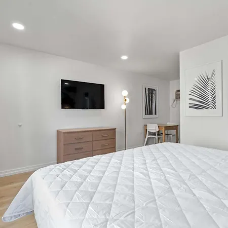 1 King Bed Studio Sleeps 2 Pet-Friendly